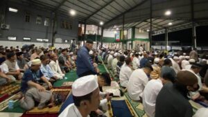 Salat di halaman parkir