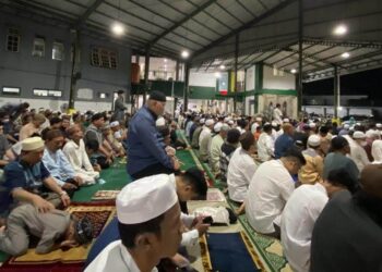 Salat di halaman parkir