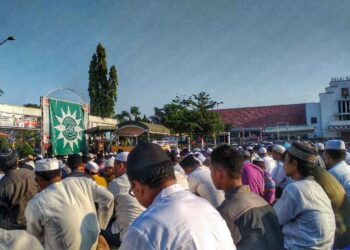 salat Ied di lapangan Murjani