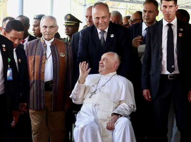Paus Fransiskus saat tiba di Timor Leste