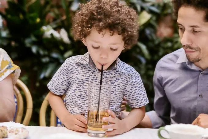 Anak minum teh