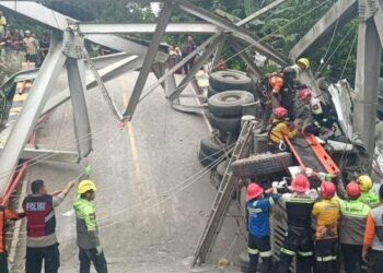 Jembatan Penghubung  Kaltim-Kalsel Ambruk