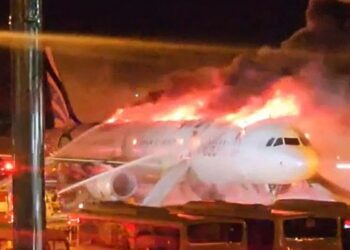 Pesawat Airbus terbakar