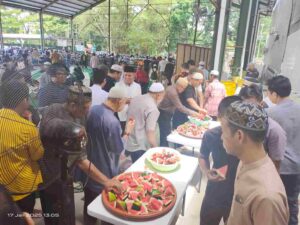 Masjid Al Jihad bagikan Semangka gratis