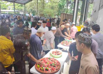 Masjid Al Jihad bagikan Semangka gratis
