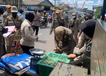 Pedagang Buah dan PKL di Handil Bakti