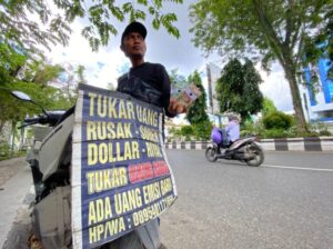 Jasa Penukaran uang ditertibkan