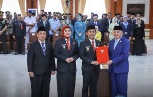 Penyerahan SK Mendagri kepada Wali Kota dan Wakil Wali Kota Banjarmasin. [Foto: Instagram @yamin.ananda]