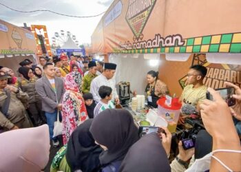 Wali Kota Banjarbaru di pembukaan Pasar Wadai Banjarbaru.