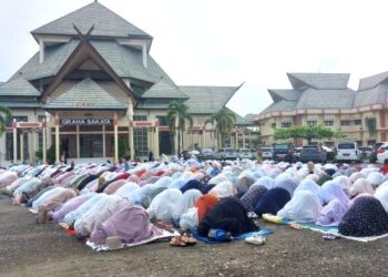 Pelaksanaan-Sholat-Ied-di-Kantor-DPRD-Kabupaten-Tabalong