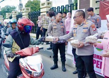 Kapolresta Banjarmasin bagikan takjil dan sosialisasikan Hotline 110