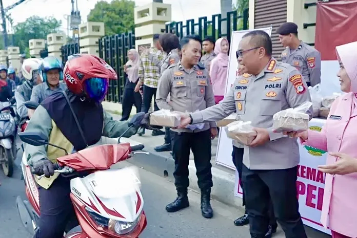 Kapolresta Banjarmasin bagikan takjil dan sosialisasikan Hotline 110