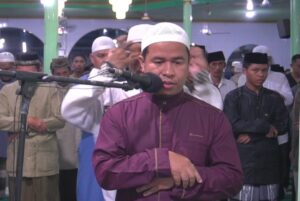 Orang tak dikenal ganggu imam salat
