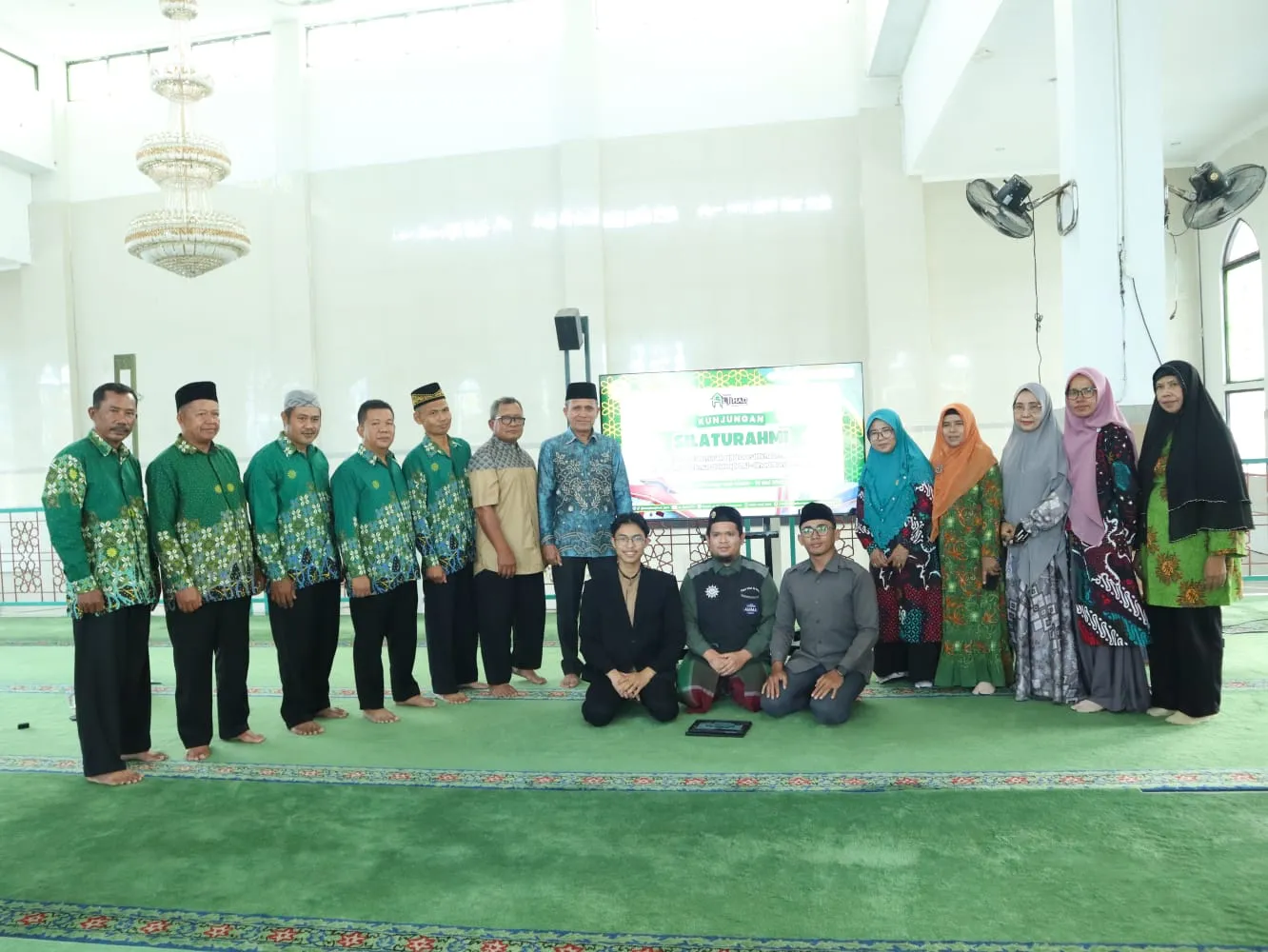 Foto bersama Panitia Pembangunan Masjid Darul Ihsan Penajam