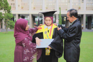 Lulusan tercepat ugm