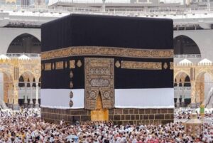 kiswah kabah dinaiikan