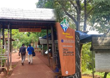 Tugu Masuk Desa Belangian