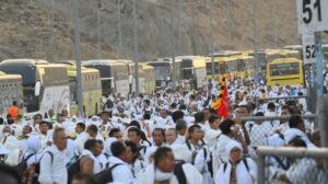 Jemaah Haji Jalan Kaki dari Muzdalifah ke Mina