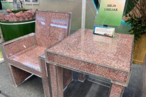 Meja dan kursi dari limbah uang kertas