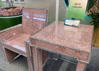 Meja dan kursi dari limbah uang kertas