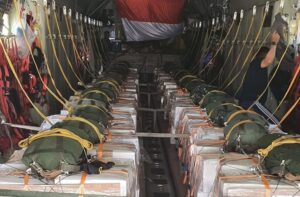 Proses penerjunan bantuan kemanusiaan