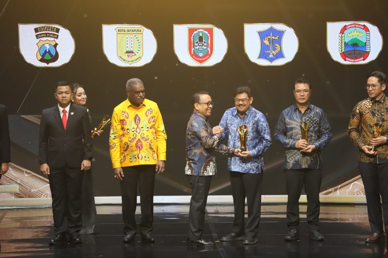 Gubernur Kalsel Raih Anugerah Pemimpin Award 2025