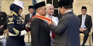 Haji Isam Dianugerahi Gelar Bintang Mahaputra Utama