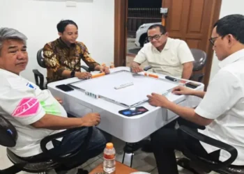Raja Juli Antoni Kedapatan Main Domino Dengan Tersangka Kasus Pembalakan Liar