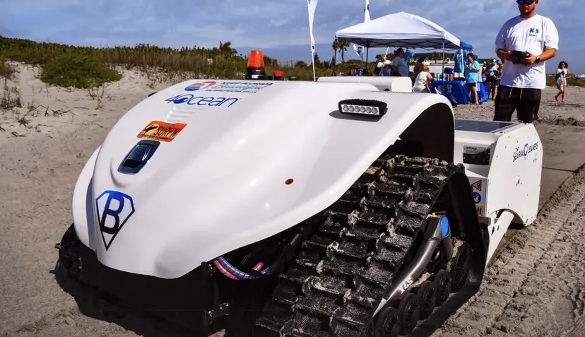 Robot pembersih pantai di Bali