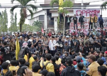Unjuk Rasa di DPRD Kalsel