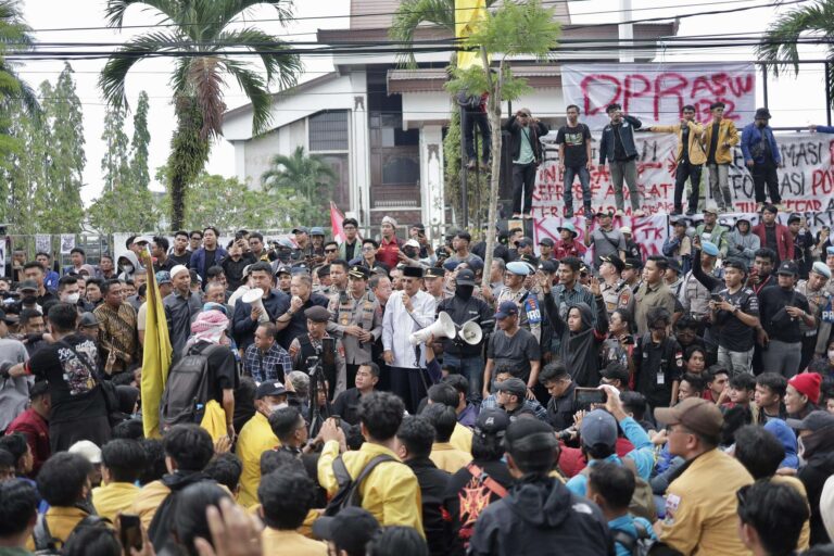 Unjuk Rasa di DPRD Kalsel