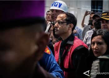 Mantan Mendikbudristek Nadiem Makarim pakai rompi tahanan setelah ditetapkan sebagai tersangka