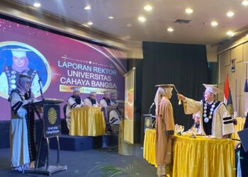 Wisuda Universitas Cahaya Bangsa