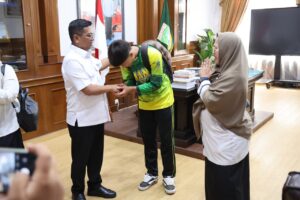 Gubernur Banten memediasi Kepala SMAN 1 Cimarga dan siwa terkait pelanggaran kedisiplinan di lingkungan sekolah