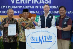 Penyerahan surat verifikasi dari WHO untuk EMT Muhammadiyah