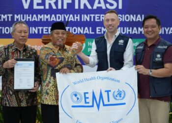 Penyerahan surat verifikasi dari WHO untuk EMT Muhammadiyah