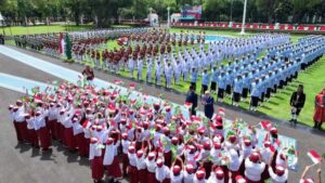 Presiden Brasil, Lula dan Presiden Prabowo menemui siswa di depan Istana Negara