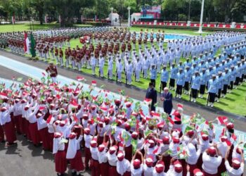 Presiden Brasil, Lula dan Presiden Prabowo menemui siswa di depan Istana Negara