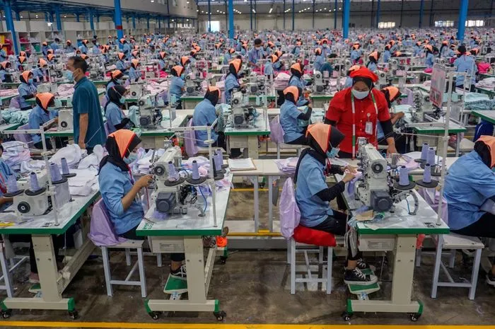PHK PEKERJA PABRIK SEPATU