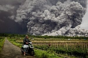 Detik-detik gunung Semeru erupsi