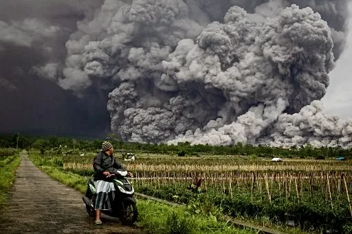 Detik-detik gunung Semeru erupsi