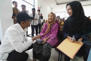 Menteri Sosial [Mensos] Saifullah Yusuf pada saat menemui lansia. [Foto: kemensos.go.id]