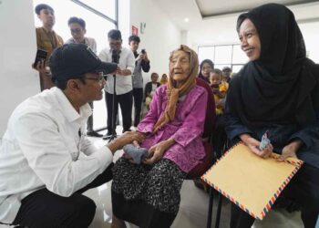 Menteri Sosial [Mensos] Saifullah Yusuf pada saat menemui lansia. [Foto: kemensos.go.id]