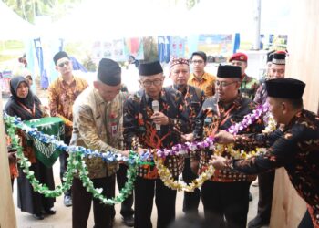 Pemotongan pita peresmian expo CRM Award VI 2025