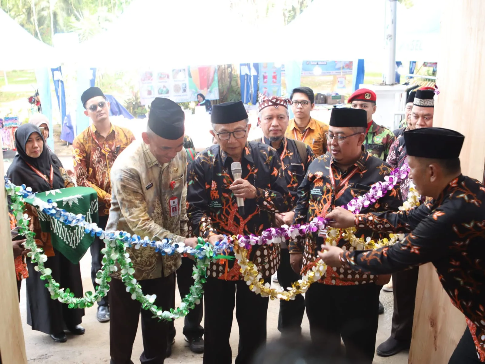 Pemotongan pita peresmian expo CRM Award VI 2025