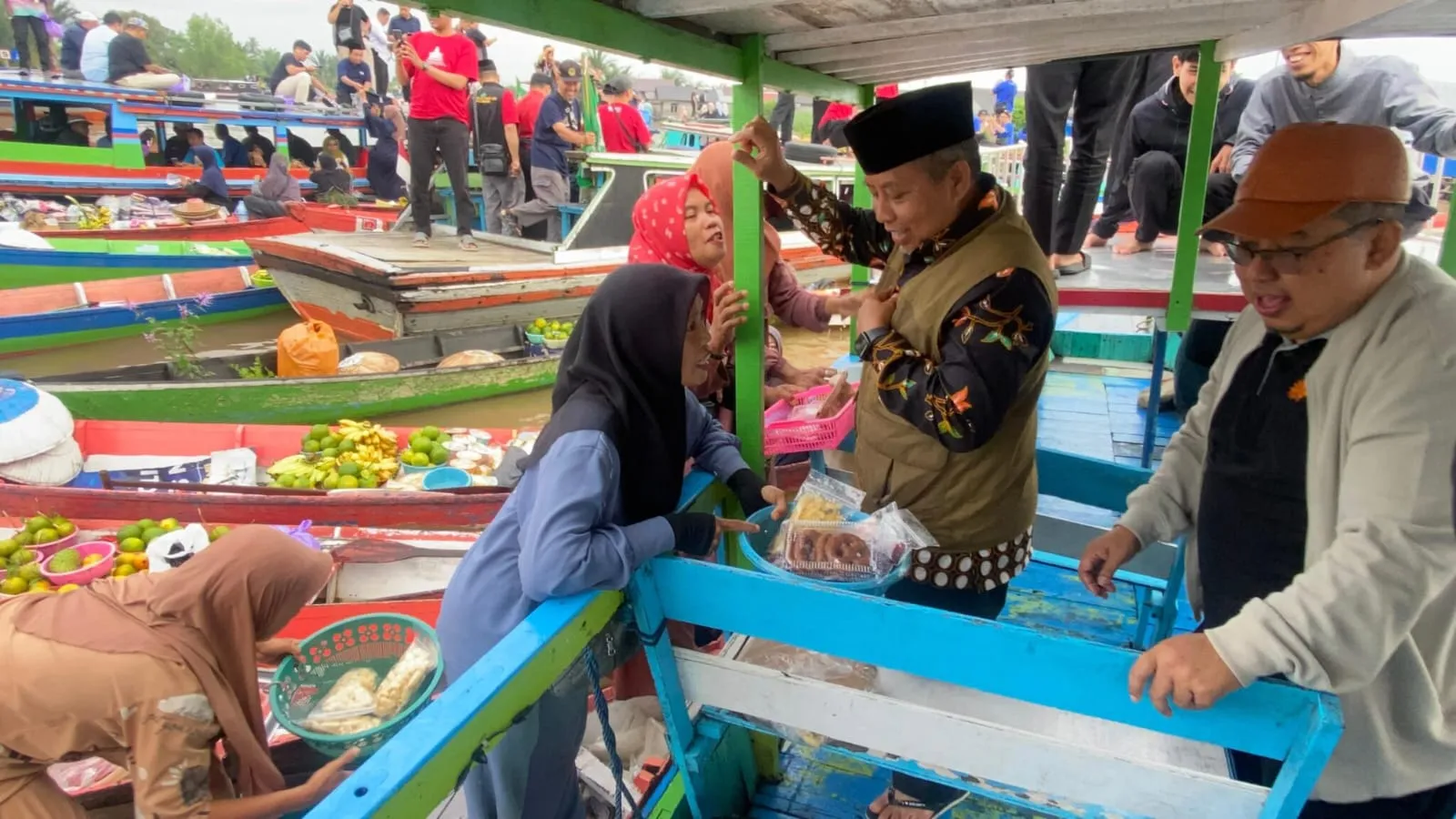 Ketua LPCRPM PP Muhammadiyah bersama Ketua Pimpinan Pusat [PP] Muhammadiyah mengikuti Wisata Susur Sungai ke Pasar Terapung Lokbaintan
