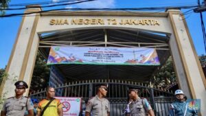 Penjagaan pada gerbang SMAN 72 Kelapa Gading