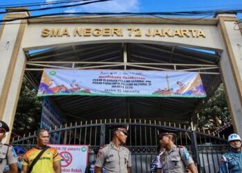Penjagaan pada gerbang SMAN 72 Kelapa Gading