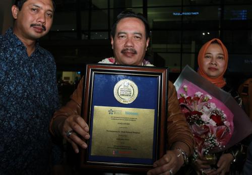 Direktur RSUD Iskak Tulungagung dr Supriyanto menerima penghargaan