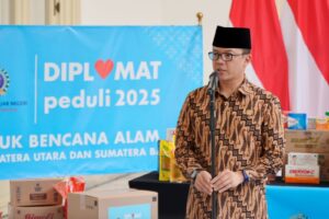 Menlu Sugiono menyerahkan bantuan untuk korban bencana Sumatra